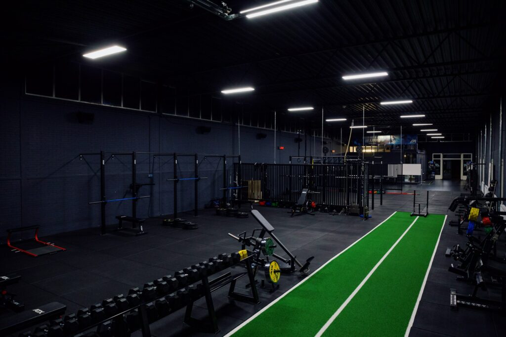Foto van de sportzaal met allerlei verschillende trainingsapparaten en gewichten in Groningen