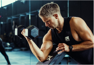 Foto van man die traint met dumbell in sportschool van JPT Lifestyle