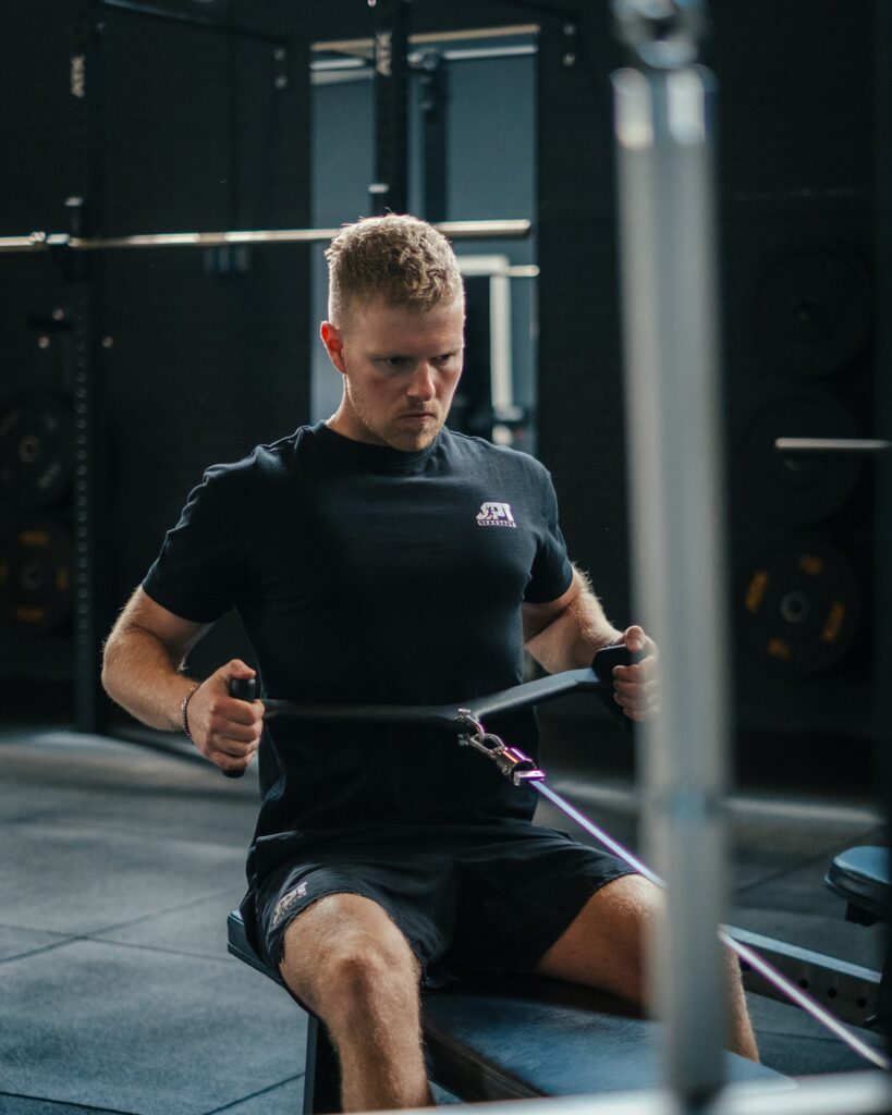 Foto van Jordy Pijpker die gefocust is op haar training met pull machine in de gym van JTP Lifestyle in Groningen