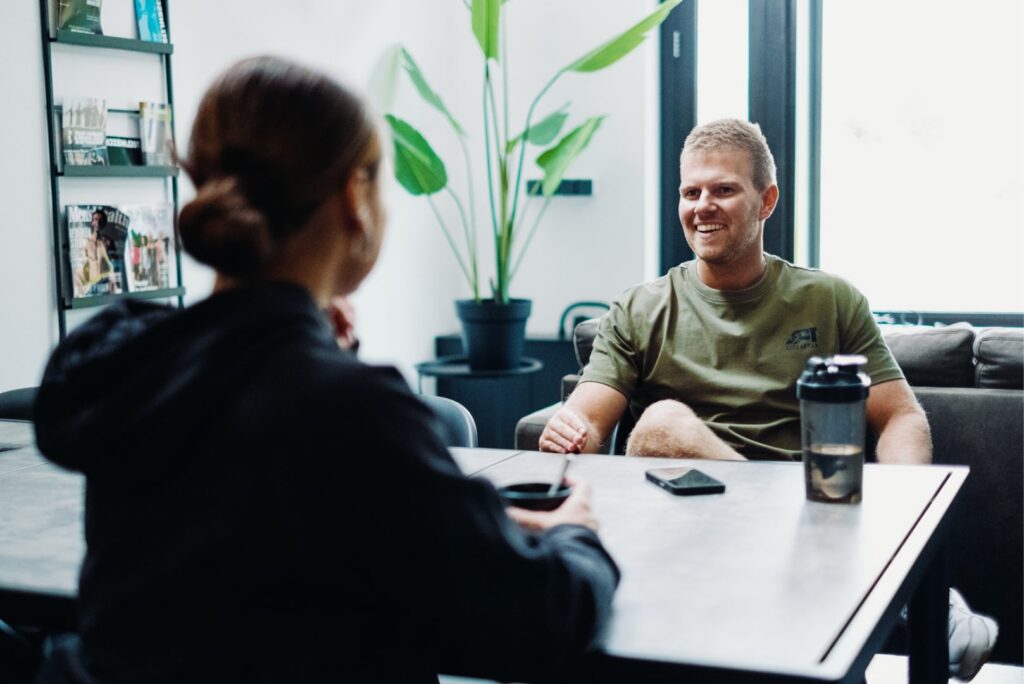 Bedrijfstraject bij JPT Lifestyle, toont een gesprek aan tafel.