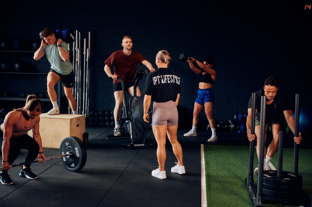 Groepstraining bij JPT Lifestyle, toont een groep mensen tijdens een sessie.