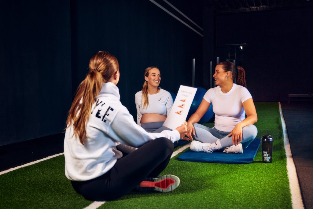 Zwangerschaps training card, toont een vrouw die aan zwangerschapsfitness doet.