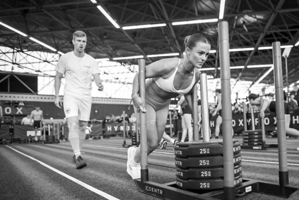 Afbeelding van Jordy Pijpker van JPT lifestyle tijdens HYROX Coaching Sled Push